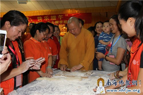 大和尚与大家一起擀饺子皮