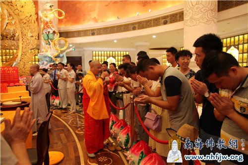 信众诚心合十,接受法师洒净祈福