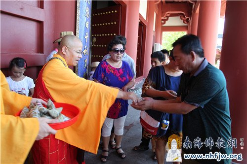 智法法师派发素粽