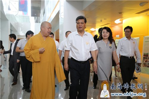 印顺大和尚与马兴瑞书记亲切交谈