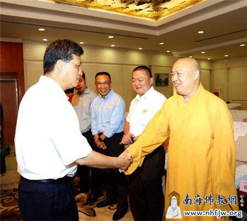马兴瑞书记与印顺大和尚亲切握手