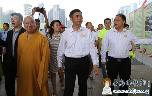 印顺大和尚陪同田夫常委(中)、杜鹏局长(右)等领导巡展