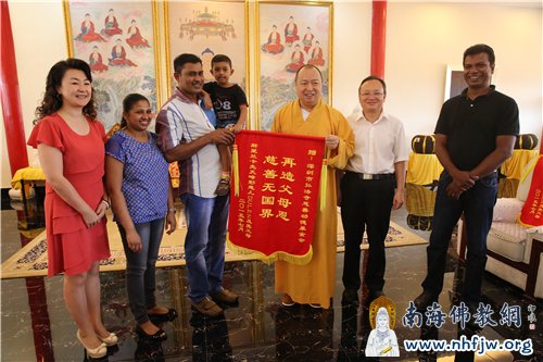 Dulen一家赠送印顺大和尚“慈善无国界 再造父母恩”锦旗 摄影:林恩