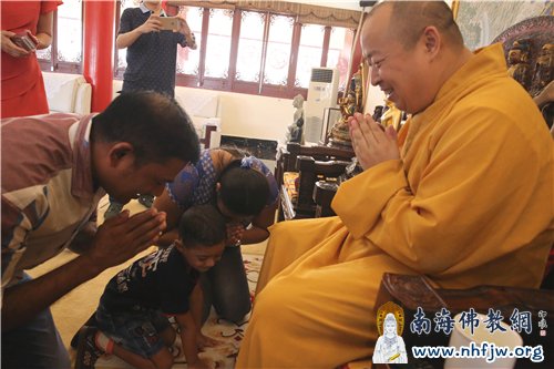 Dulen一家顶礼大和尚,感恩大和尚无私地援助--摄影:林恩