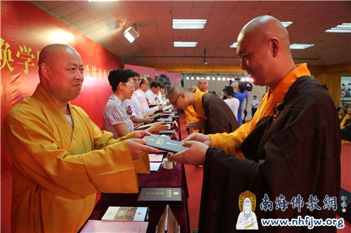 各位领导给毕业生颁发毕业证书