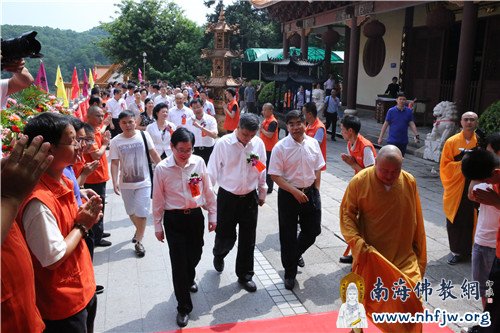印顺大和尚与领导步入会场 摄影:林恩