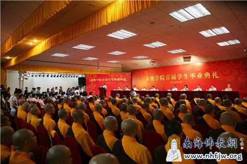 整齐的法师队伍 摄影:邓银生