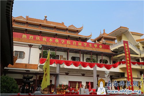 弘法大楼张灯结彩庆祝学生毕业
