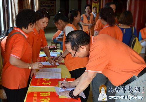 前来登记加入护持观音宝塔推广小组的义工