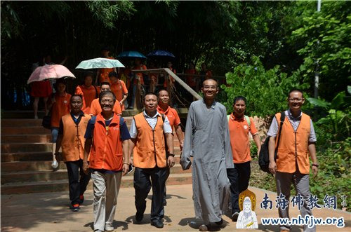 顿定法师带领新组织的推广小组义工们前往参观龙兴寺二期工程建设基地