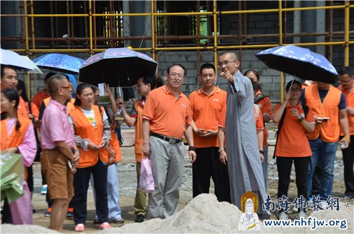 顿定法师向义工们介绍龙兴寺二期工程进展情况