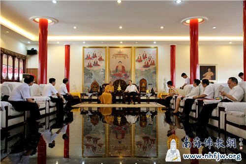 印顺大和尚与杜青林副主席一行亲切交谈 摄影:顿俊