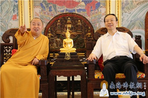 印顺大和尚向杜青林副主席介绍弘法义工走进社区的工作情况 摄影:顿俊