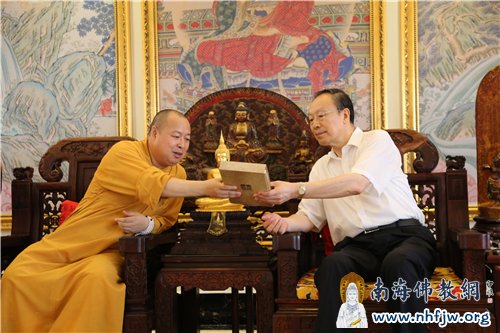 印顺大和尚向杜青林副主席介绍《禅门仪轨》 摄影:顿俊