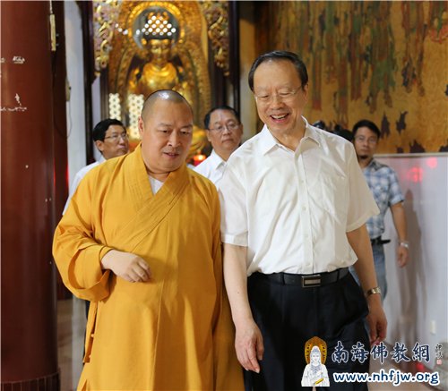 印顺大和尚向杜青林副主席介绍寺院管理情况 摄影:顿俊