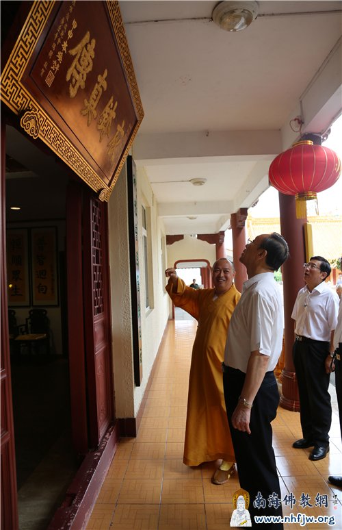 印顺大和尚陪同杜青林副主席参观衣钵真传 摄影:顿俊