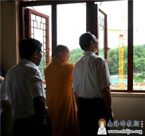 印顺大和尚向杜青林一行介绍弘法寺二期工程建设进展情况 摄影:顿俊