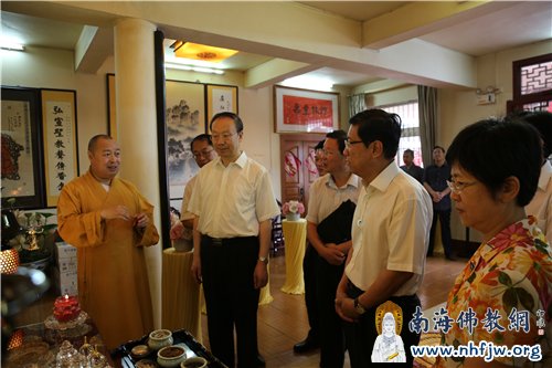 参观本焕长老真身舍利 摄影:顿俊