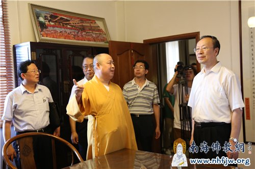 印顺大和尚向杜青林副主席汇报寺院相关情况 摄影:顿俊