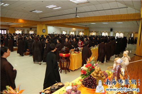 大众虔诚念诵大悲咒,以此殊胜功德回向世界和平、国泰民安