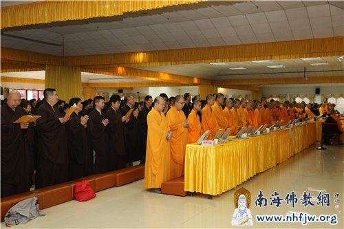 拜忏法会上,香烟袅袅,声声梵呗,行者随着大众赞诵诸佛、礼拜忏悔文、称念佛号,清净的修行氛围感染着每一个礼佛忏悔的人