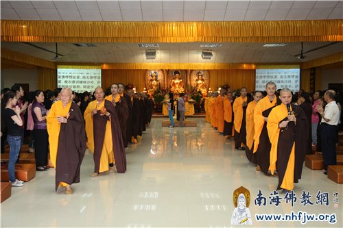 弘法寺常住法师领众经行