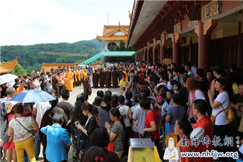 观音成道日,弘法寺举行大放生法会