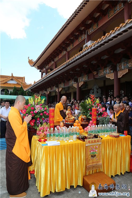 智空法师领众主持放生法会