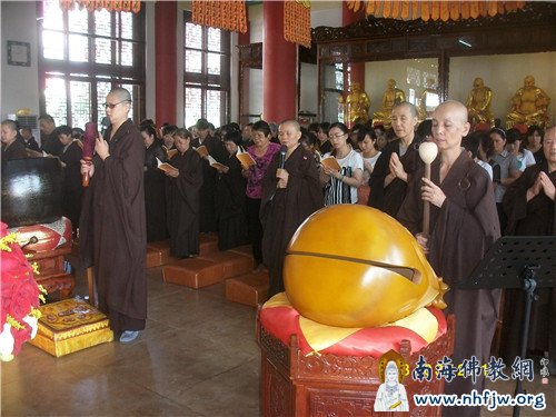 僧俗两众恭诵佛教经典