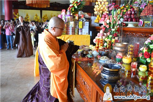 成道法师领众主法,拈香祈福