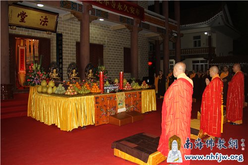 清晨,受印顺大和尚的委托,主法大德共同主法,恭送本老舍利启程