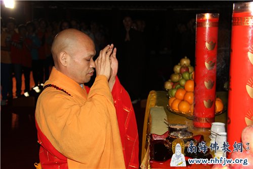 智空法师拈香礼佛,祈愿一帆风顺