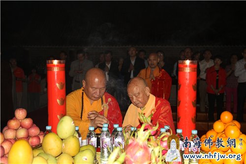 印定长老(右)和明澈大和尚(左)拈香礼佛