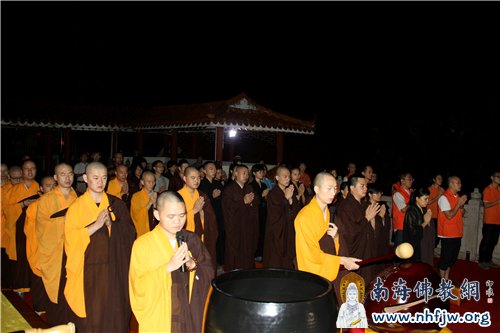梵音阵阵,响彻弘法寺法堂上空