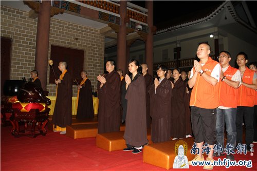 弘法寺居士及义工菩萨参加法会,祈愿本老慈悲加持