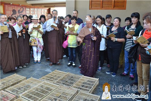 释成道法师为放生物命洒净