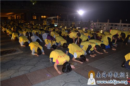 虔诚的佛弟子们五体投地