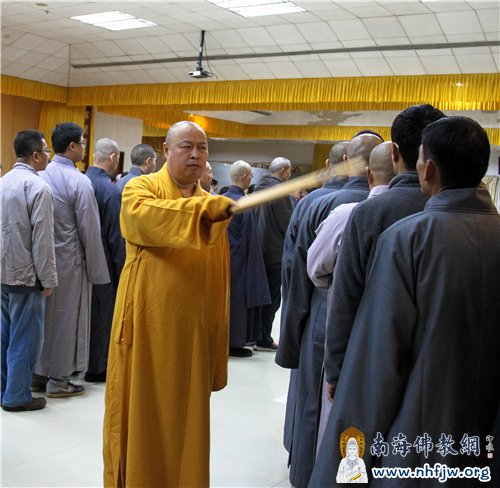 印顺大和尚打警策
