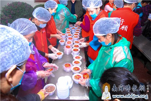 施粥现场 摄影:顿文
