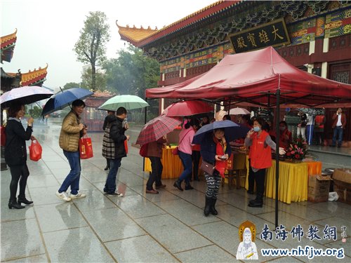 龙岗龙兴寺举行施粥法会
