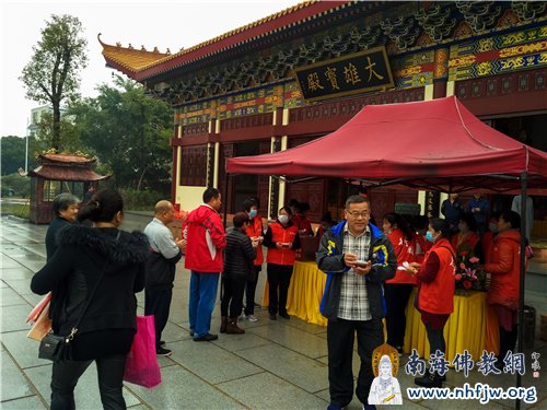 龙岗龙兴寺施粥现场