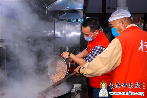 福粥食材入锅 摄影:顿文