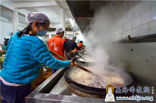 大锅熬制腊八粥 摄影:马志