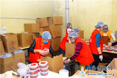 福粥装箱 摄影:顿文