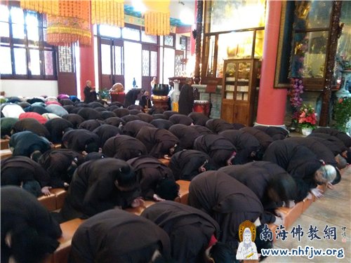 居士们虔诚礼拜