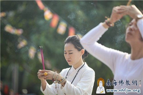元宵节,游人信众到南山寺祈福