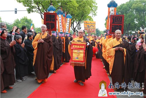 迎请佛舍利队伍